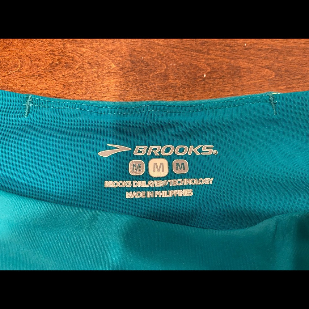 Brooks split side shorts - Picture 2 of 5